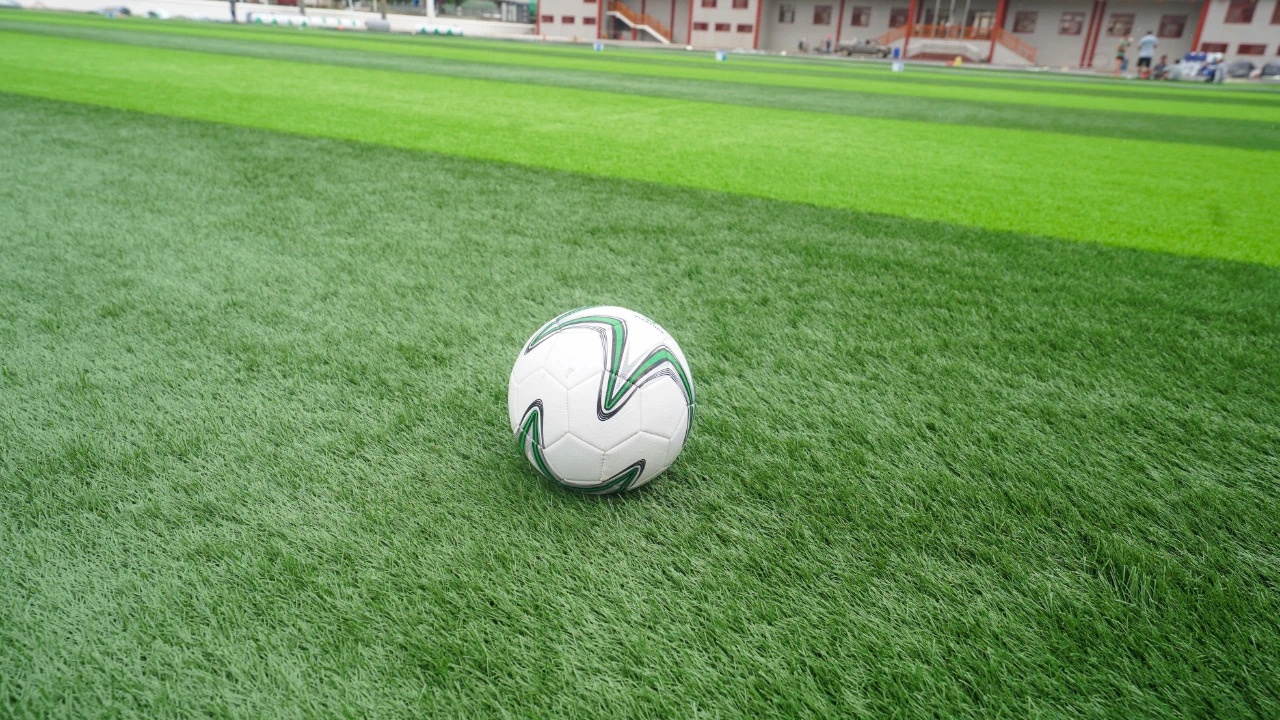 洪灾之后贵州榕江“村超”26日将重开,球场的新草坪已铺完 洪灾之后贵州榕江“村超”26日将重开,球场的新草坪已铺完