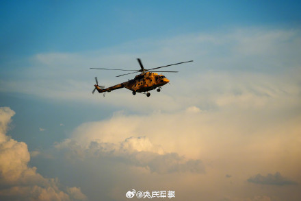 铁翼飞旋！直升机与霞光同框上演硬核浪漫
