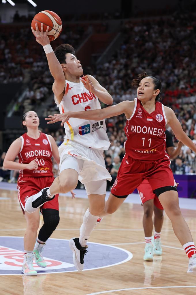 中国女篮51分大胜印尼队 取得亚洲杯“开门红” 中国女篮51分大胜印尼队 取得亚洲杯“开门红”