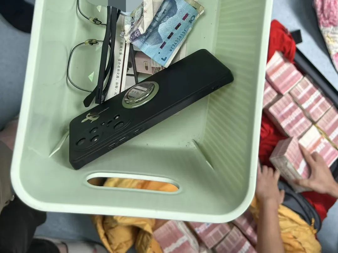 动车乘客拖“巨型行李箱”,准备运400万现金!钱的主人是“失信人员” 动车乘客拖“巨型行李箱”,准备运400万现金!钱的主人是“失信人员”