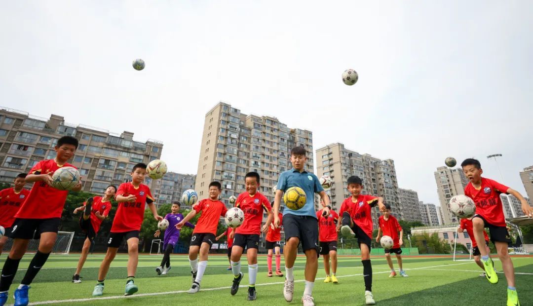 “忙时踢球，闲时养蟹”