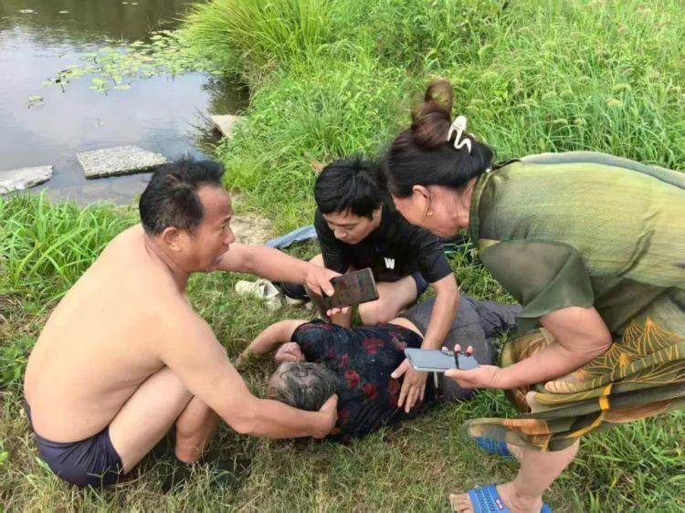八旬老人落水!53岁村支书赤膊跃入水塘 10岁时他就曾救过溺水小伙伴 八旬老人落水!53岁村支书赤膊跃入水塘 10岁时他就曾救过溺水小伙伴