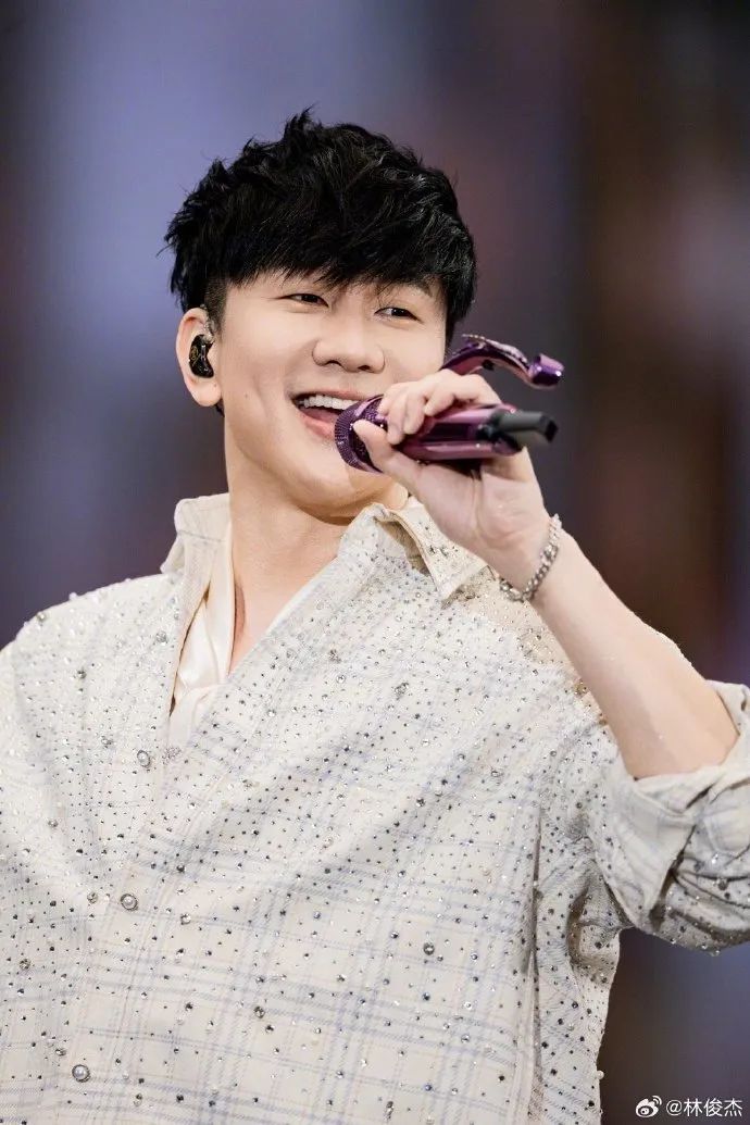 热搜爆了!知名歌手自爆心脏患病,经纪公司回应→ 热搜爆了!知名歌手自爆心脏患病,经纪公司回应→