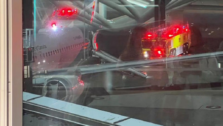 西捷航空一架波音737MAX8发动机起火 西捷航空一架波音737MAX8发动机起火