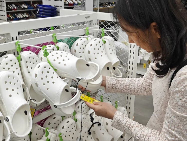 女子常穿洞洞鞋致足底钙化行走困难！医生紧急提醒：选鞋牢记这几点