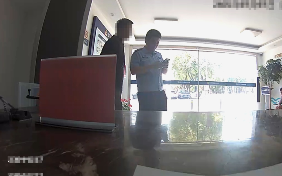 “警官,我签了保密协议,我真的不能说!” “警官,我签了保密协议,我真的不能说!”