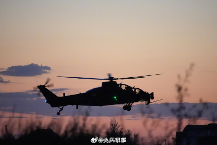 铁翼飞旋！直升机与霞光同框上演硬核浪漫