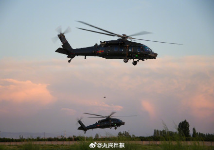 铁翼飞旋！直升机与霞光同框上演硬核浪漫