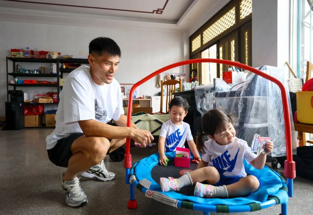 “忙时踢球，闲时养蟹”