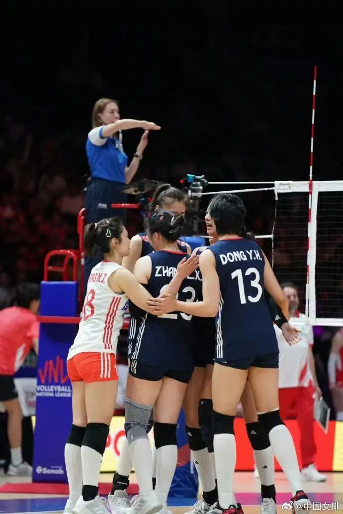 四连胜！中国女排逆转战胜美国女排