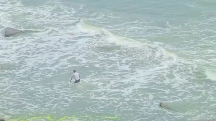 青岛一公园附近,少年不慎落海危在旦夕,“白衣大哥”迅速跳入海中…… 青岛一公园附近,少年不慎落海危在旦夕,“白衣大哥”迅速跳入海中……