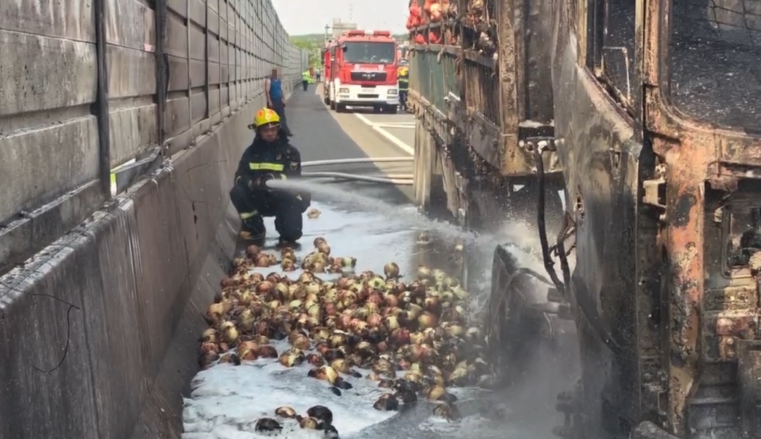 高速上一满载30吨洋葱货车自燃！洋葱撒满高速