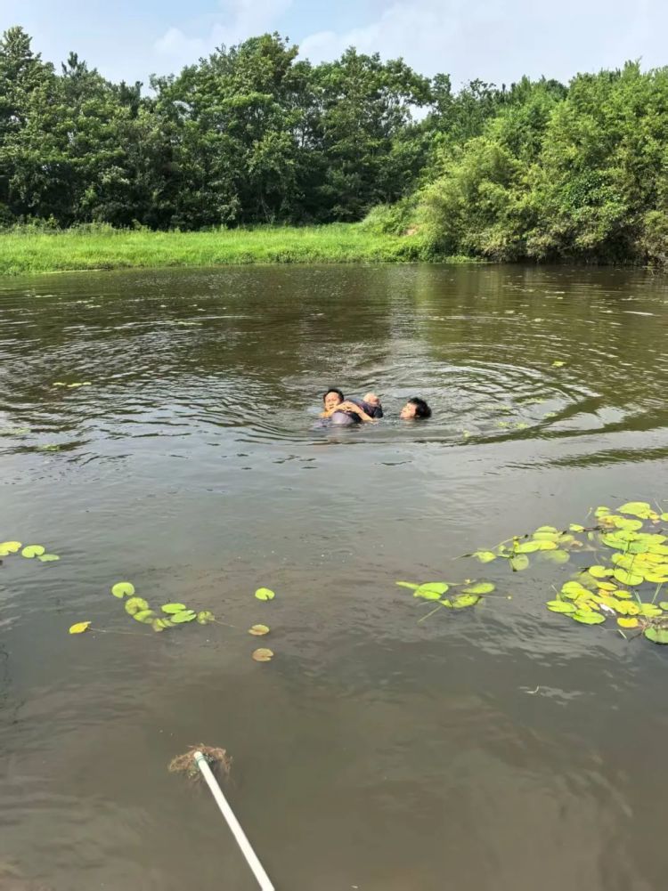 八旬老人落水!53岁村支书赤膊跃入水塘 10岁时他就曾救过溺水小伙伴 八旬老人落水!53岁村支书赤膊跃入水塘 10岁时他就曾救过溺水小伙伴