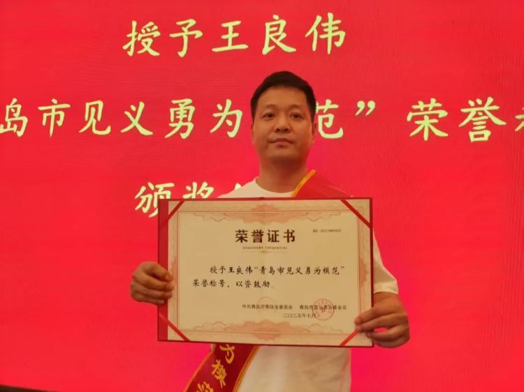 青岛一公园附近,少年不慎落海危在旦夕,“白衣大哥”迅速跳入海中…… 青岛一公园附近,少年不慎落海危在旦夕,“白衣大哥”迅速跳入海中……