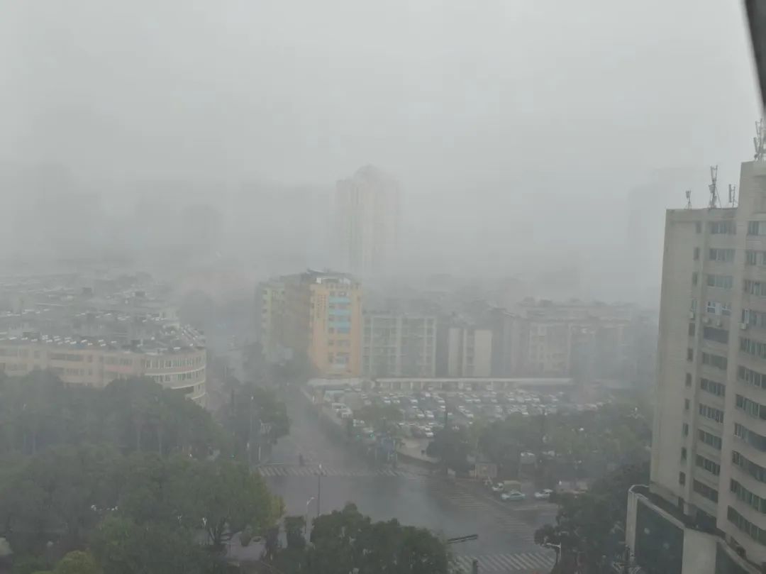 昆明大暴雨来袭！气象台连发预警……