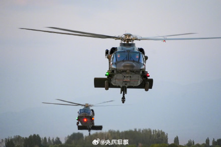 铁翼飞旋！直升机与霞光同框上演硬核浪漫