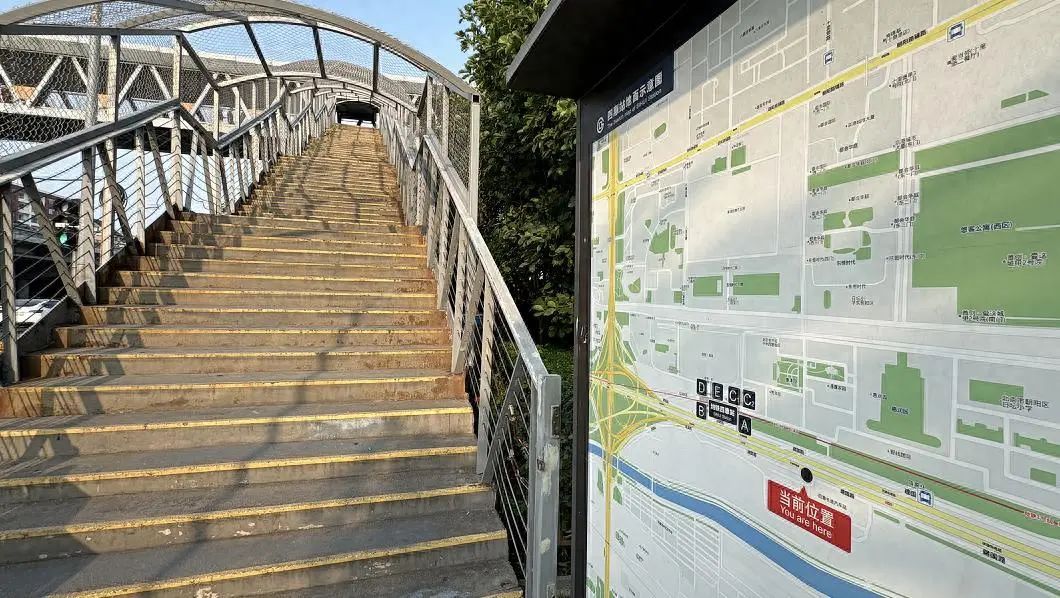 不遮雨、不遮阳，北京一天桥出入口惊现铁丝网遮阳篷