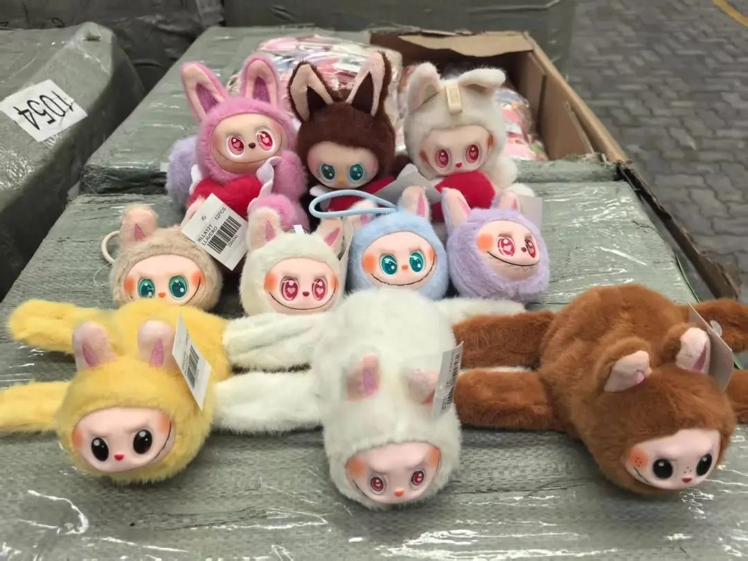 一“布”难求，海关大战假布布！@Labubu玩家，海关总署教你关键一招鉴定真伪→