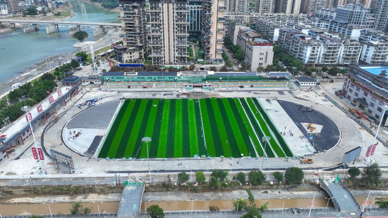 洪灾之后贵州榕江“村超”26日将重开,球场的新草坪已铺完 洪灾之后贵州榕江“村超”26日将重开,球场的新草坪已铺完