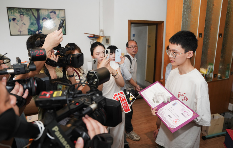 馥郁未来,梦想抵达!湖南首封高考录取通知书送达! 馥郁未来,梦想抵达!湖南首封高考录取通知书送达!