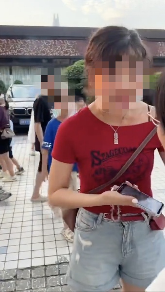 游客在洪崖洞被强拉拍照，重庆通报：给予行政罚款，限制从业