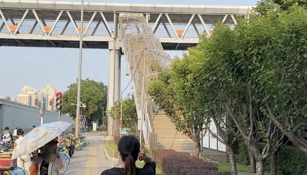 不遮雨、不遮阳，北京一天桥出入口惊现铁丝网遮阳篷