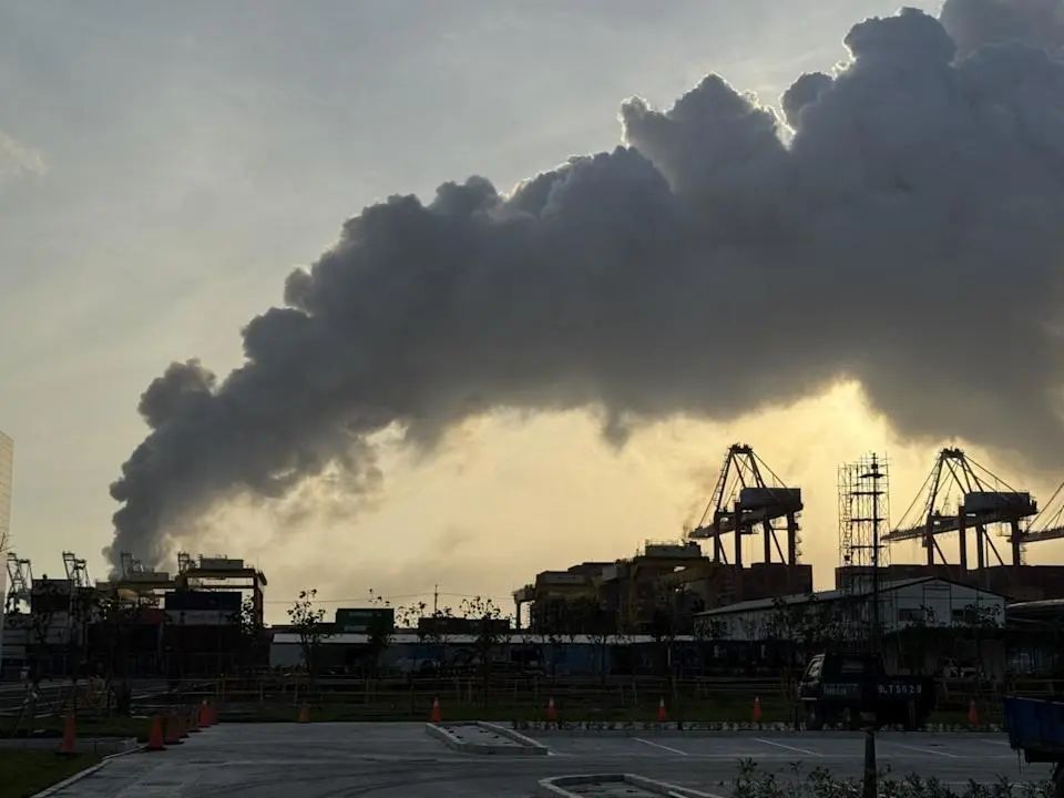 台湾突发火灾，现场传出爆炸声