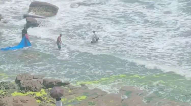 青岛一公园附近,少年不慎落海危在旦夕,“白衣大哥”迅速跳入海中…… 青岛一公园附近,少年不慎落海危在旦夕,“白衣大哥”迅速跳入海中……