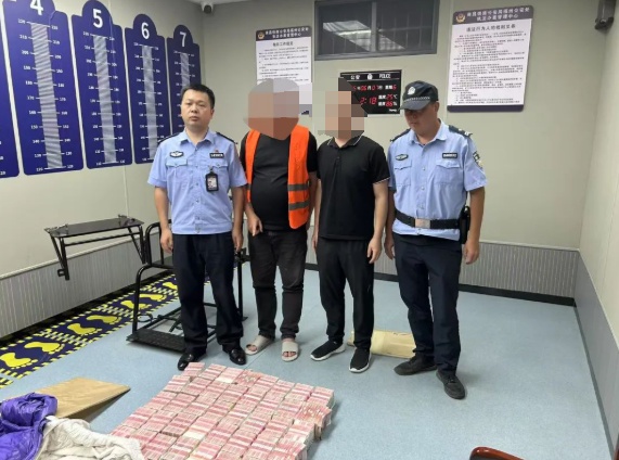 动车乘客拖“巨型行李箱”,准备运400万现金!钱的主人是“失信人员” 动车乘客拖“巨型行李箱”,准备运400万现金!钱的主人是“失信人员”