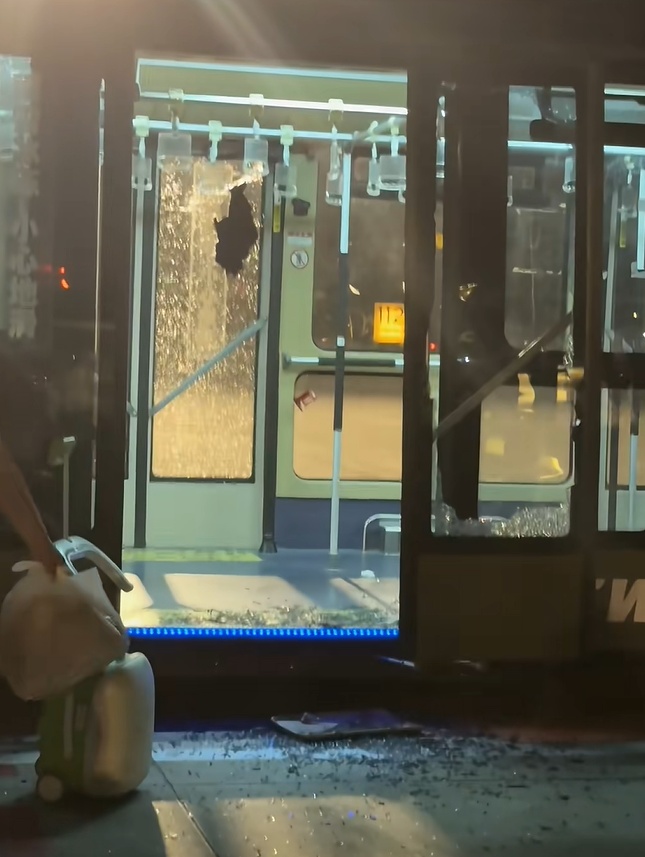 有人被困摆渡车内缺氧晕倒!乘客愤怒砸窗自救,机场回应→ 有人被困摆渡车内缺氧晕倒!乘客愤怒砸窗自救,机场回应→