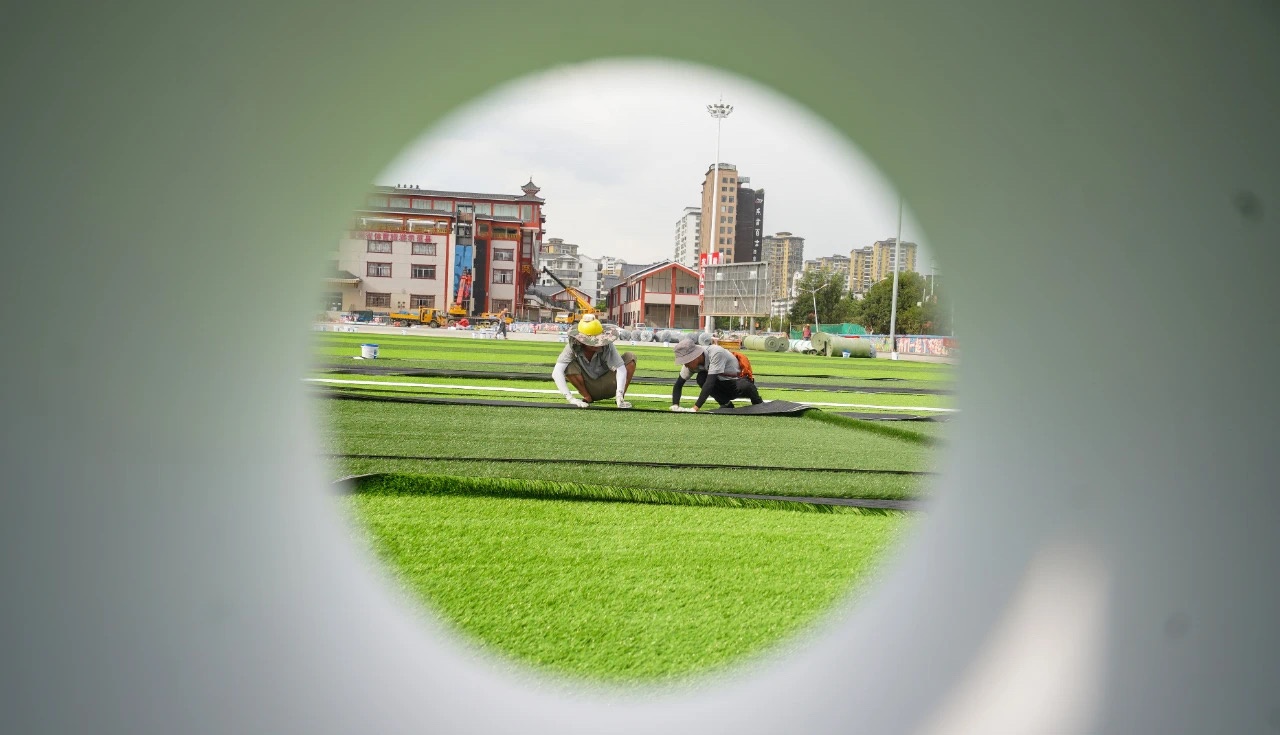 洪灾之后贵州榕江“村超”26日将重开,球场的新草坪已铺完 洪灾之后贵州榕江“村超”26日将重开,球场的新草坪已铺完