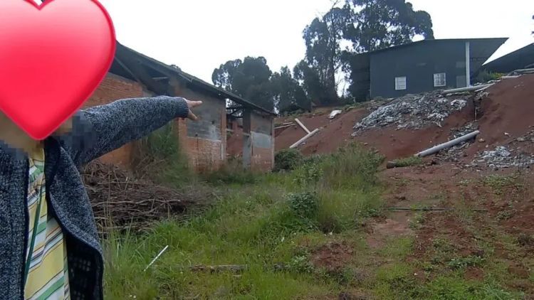 云南一大爷报警：被10多个人强抢物品！警察赶到后懵了……