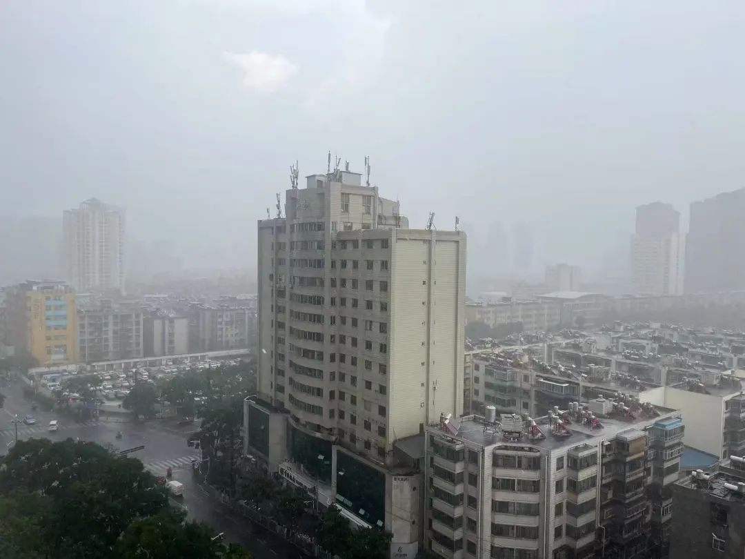 昆明大暴雨来袭！气象台连发预警……