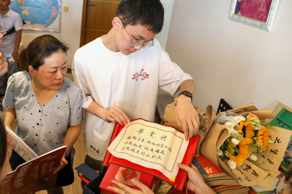 馥郁未来,梦想抵达!湖南首封高考录取通知书送达! 馥郁未来,梦想抵达!湖南首封高考录取通知书送达!