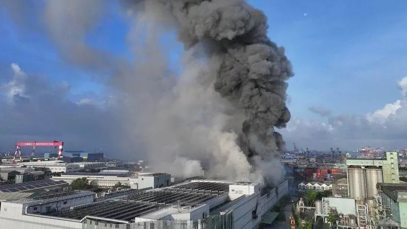 台湾突发火灾，现场传出爆炸声