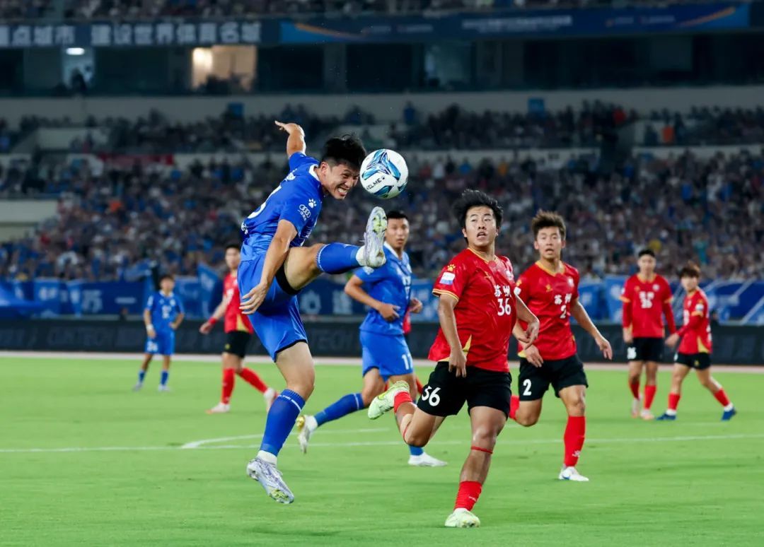 “忙时踢球，闲时养蟹”