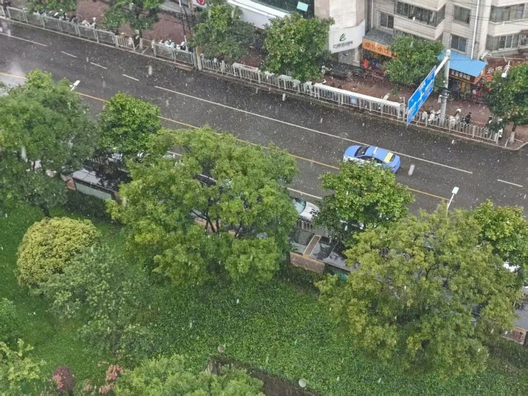 昆明大暴雨来袭！气象台连发预警……