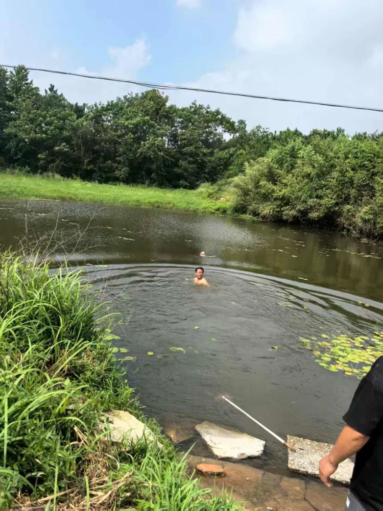 八旬老人落水!53岁村支书赤膊跃入水塘 10岁时他就曾救过溺水小伙伴 八旬老人落水!53岁村支书赤膊跃入水塘 10岁时他就曾救过溺水小伙伴