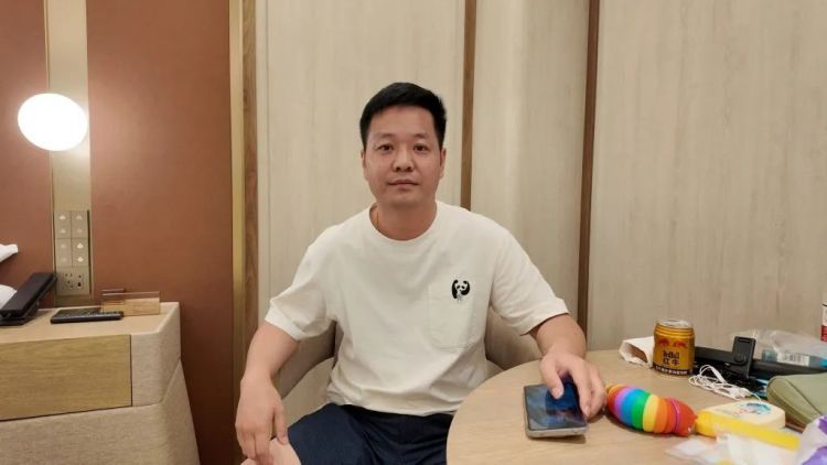 青岛一公园附近,少年不慎落海危在旦夕,“白衣大哥”迅速跳入海中…… 青岛一公园附近,少年不慎落海危在旦夕,“白衣大哥”迅速跳入海中……