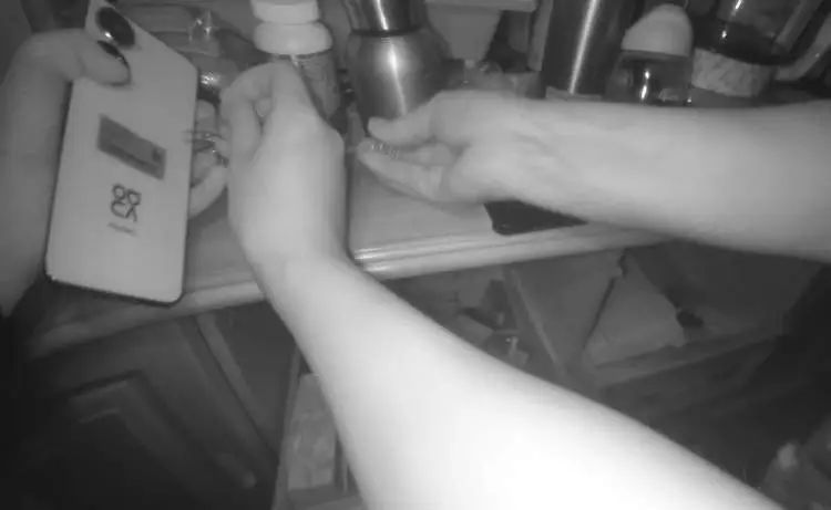 手机屏幕虽然黑屏，却有文字不断跳动…上海阿姨吓得呼吸急促，民警翻出保心丸