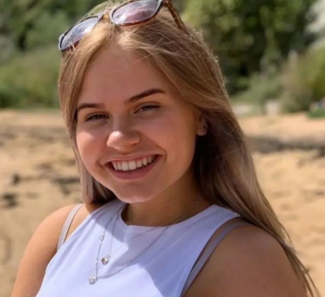 英国23岁邮差杀害女友,还冒充她发短信报平安,被判终身监禁 英国23岁邮差杀害女友,还冒充她发短信报平安,被判终身监禁