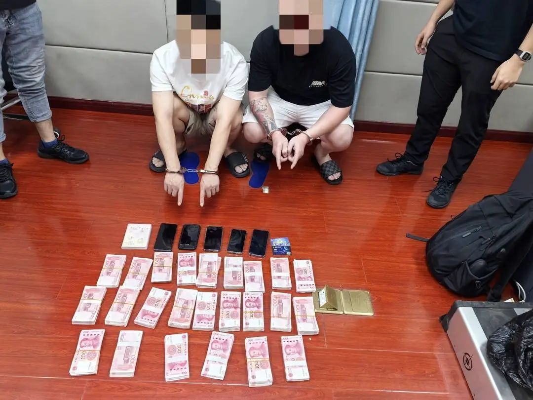 现金藏草丛、APP里设圈套，女子轻信“充值多退30%”被骗22万元！