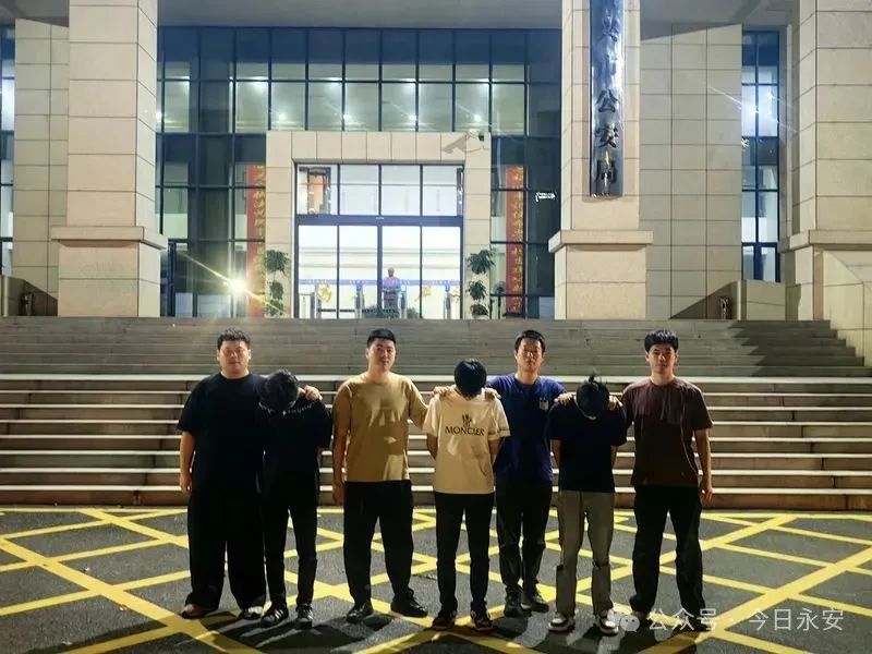 4男子向小学生借电话手表，被警方抓了