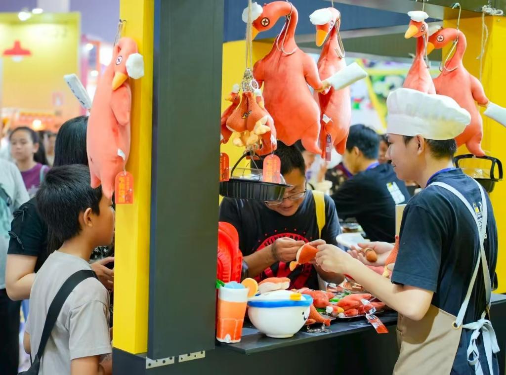 小小潮玩“拿捏”情绪经济