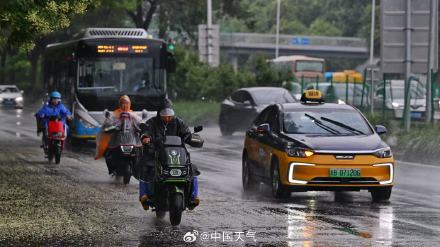 出门带伞!北京今日降雨送清凉 最高气温降至30℃ 出门带伞!北京今日降雨送清凉 最高气温降至30℃