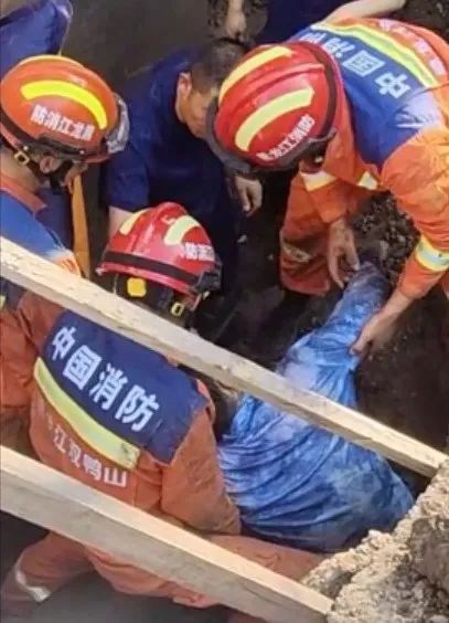 “别下来!”工地二次坍塌,消防员用身体挡在工人前方 “别下来!”工地二次坍塌,消防员用身体挡在工人前方