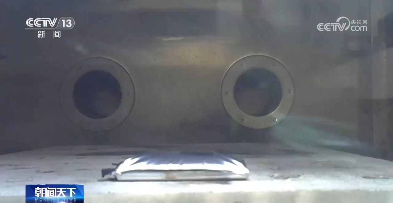 如何安全使用充电宝?跟记者去实验室看看极限测试 如何安全使用充电宝?跟记者去实验室看看极限测试