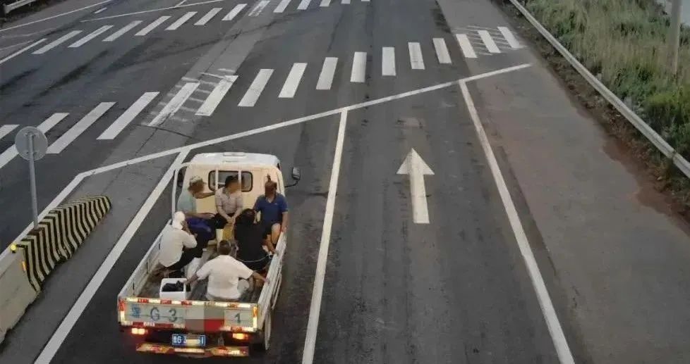 嘛呢？真拿货车当“敞篷车”兜风呢？