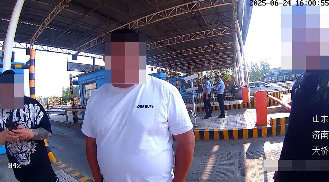 有证当乘客 无证却开车 为啥？