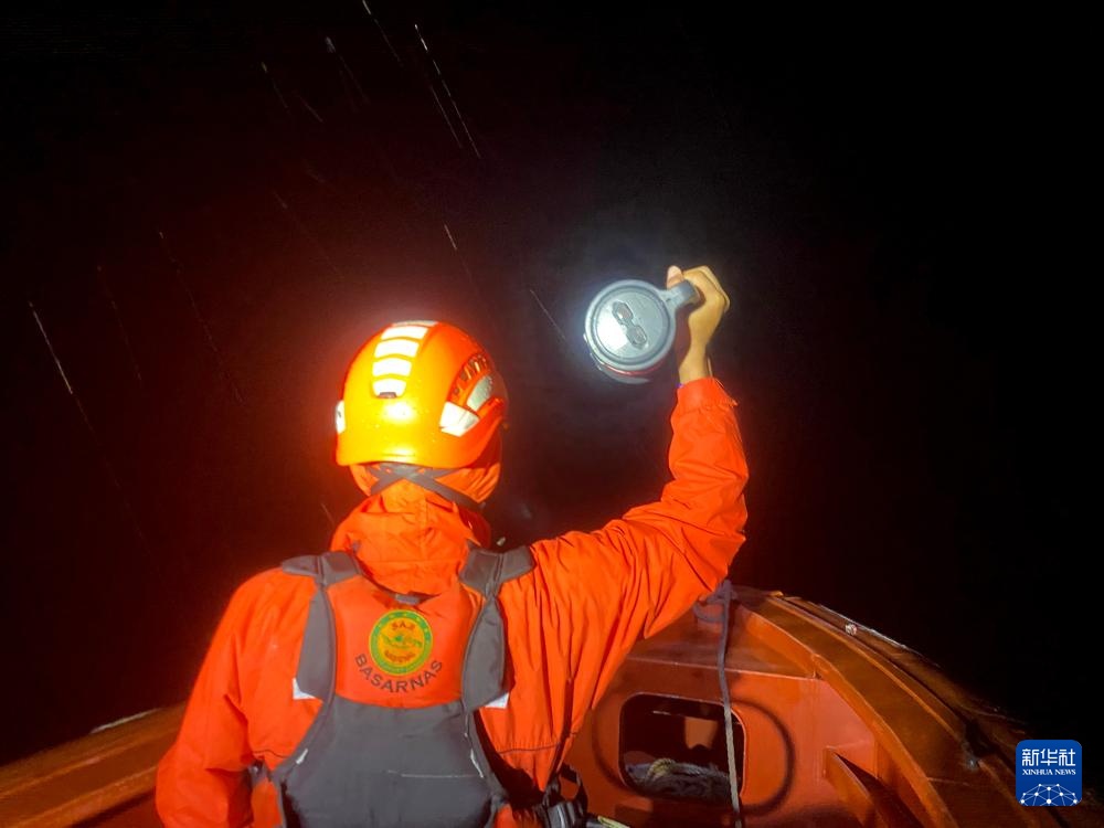 印尼快艇倾覆事故致11人失踪